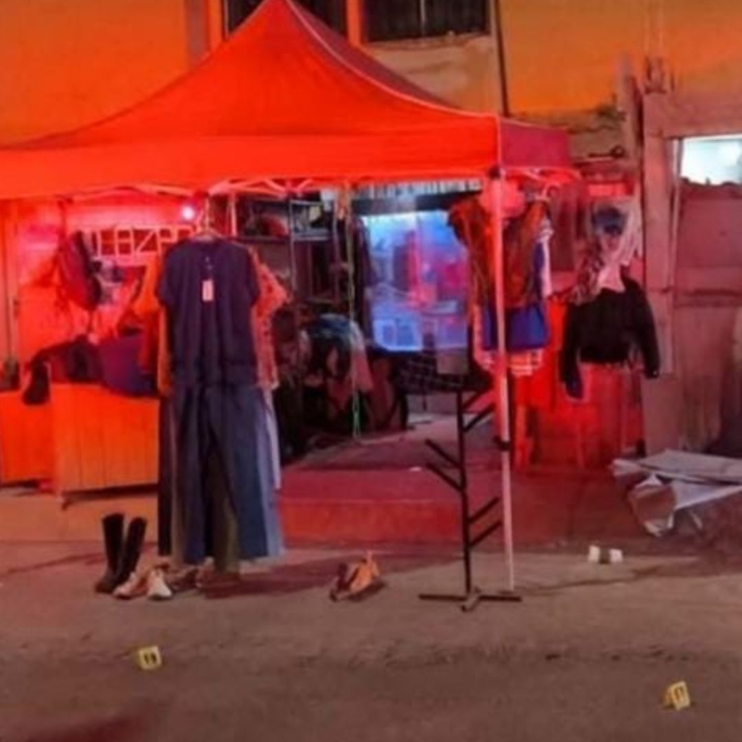 Dos personas fueron trasladadas a un hospital tras el ataque.