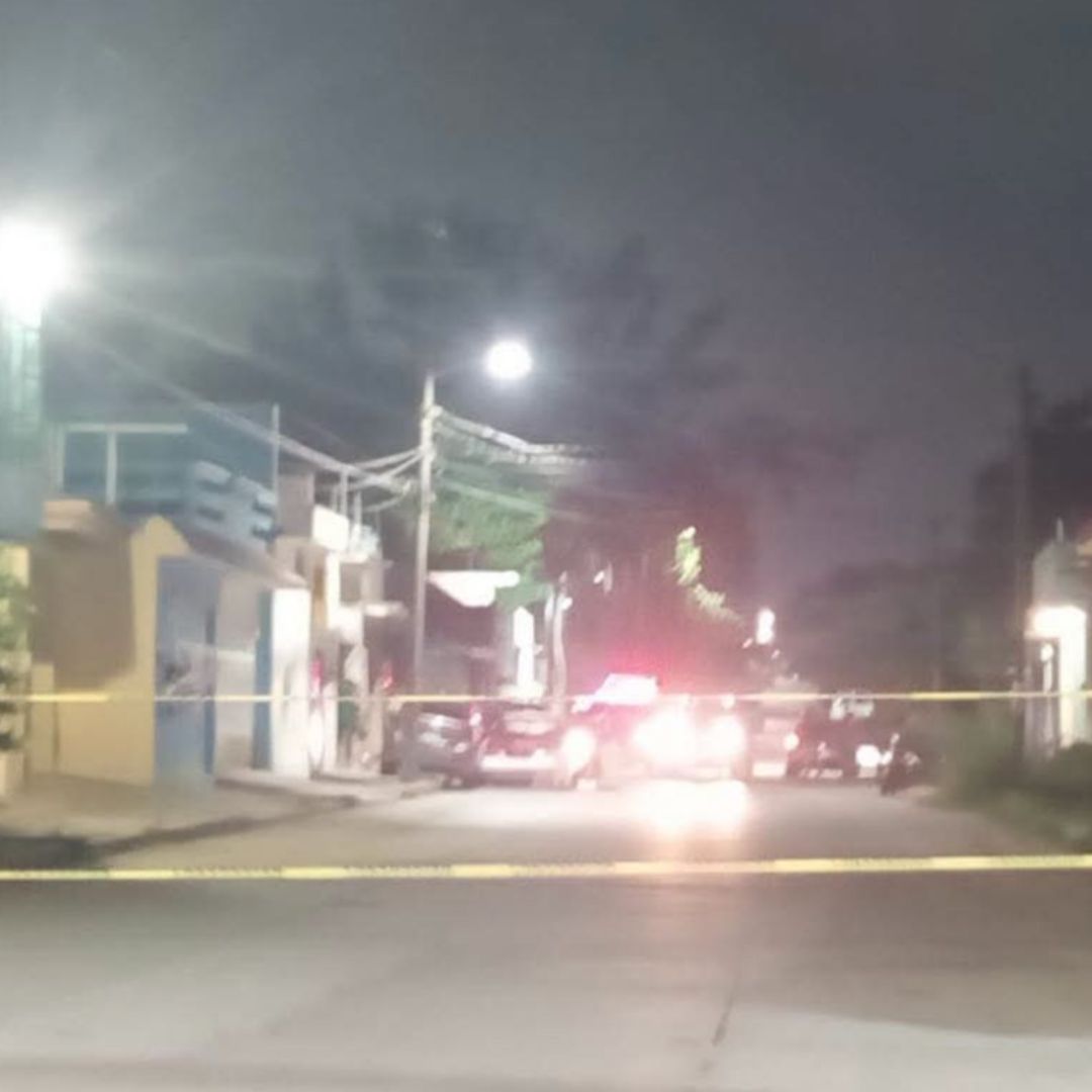 Acordonamiento y movilización policiaca por balacera en la colonia Benito Juárez Norte en Coatzacoalcos, Veracruz.