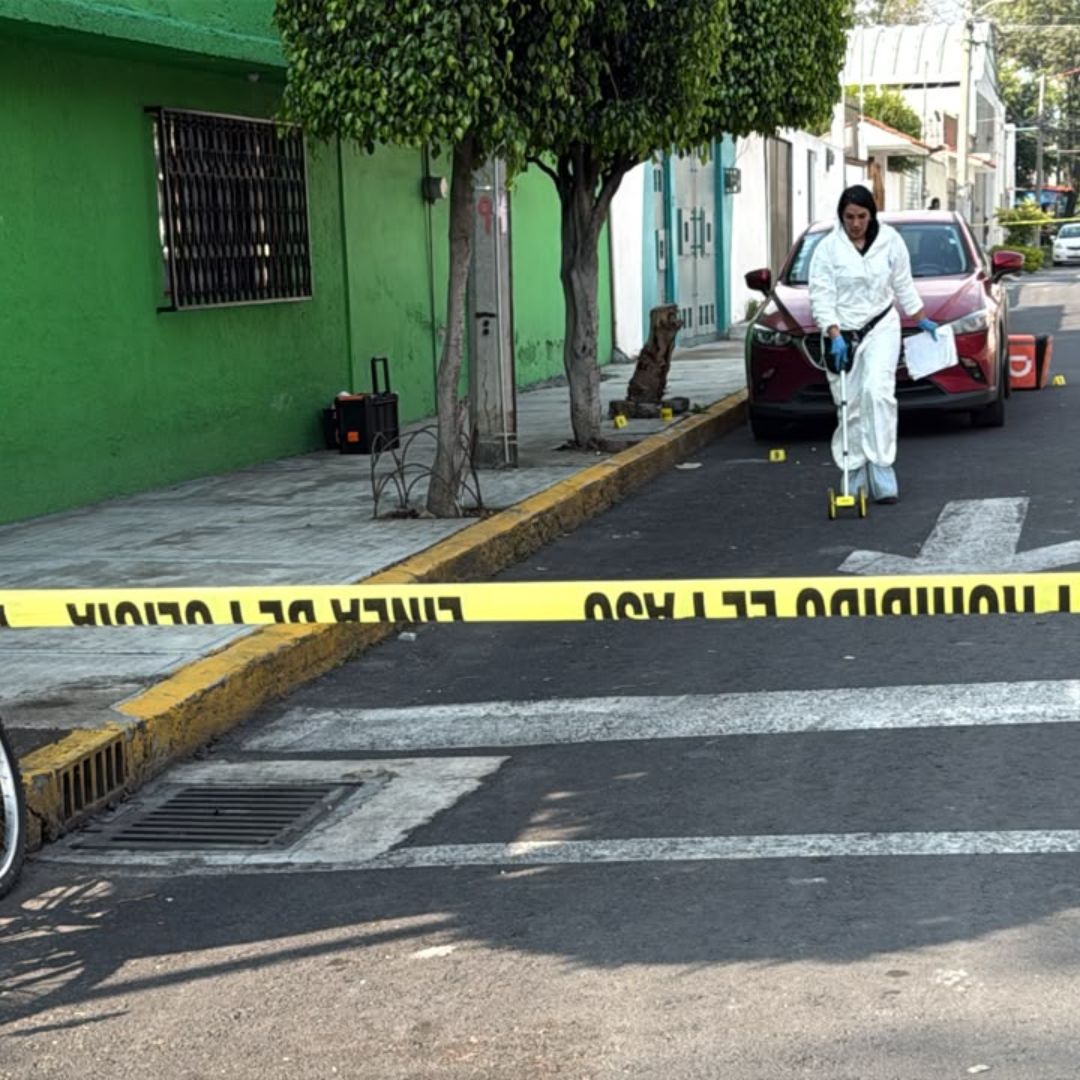 Servicios periciales levantando indicios tras el asesinato de un hombre en la colonia Del Mar