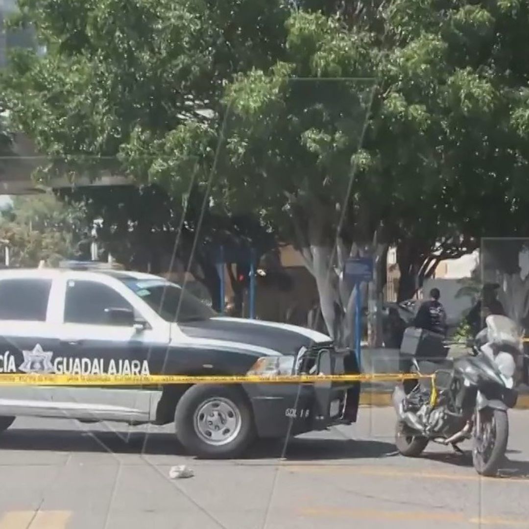 Balacera en estacionamiento de centro comercial.