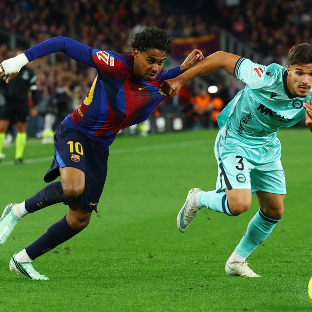 Lamine Yamal durante un partido con el Barcelona