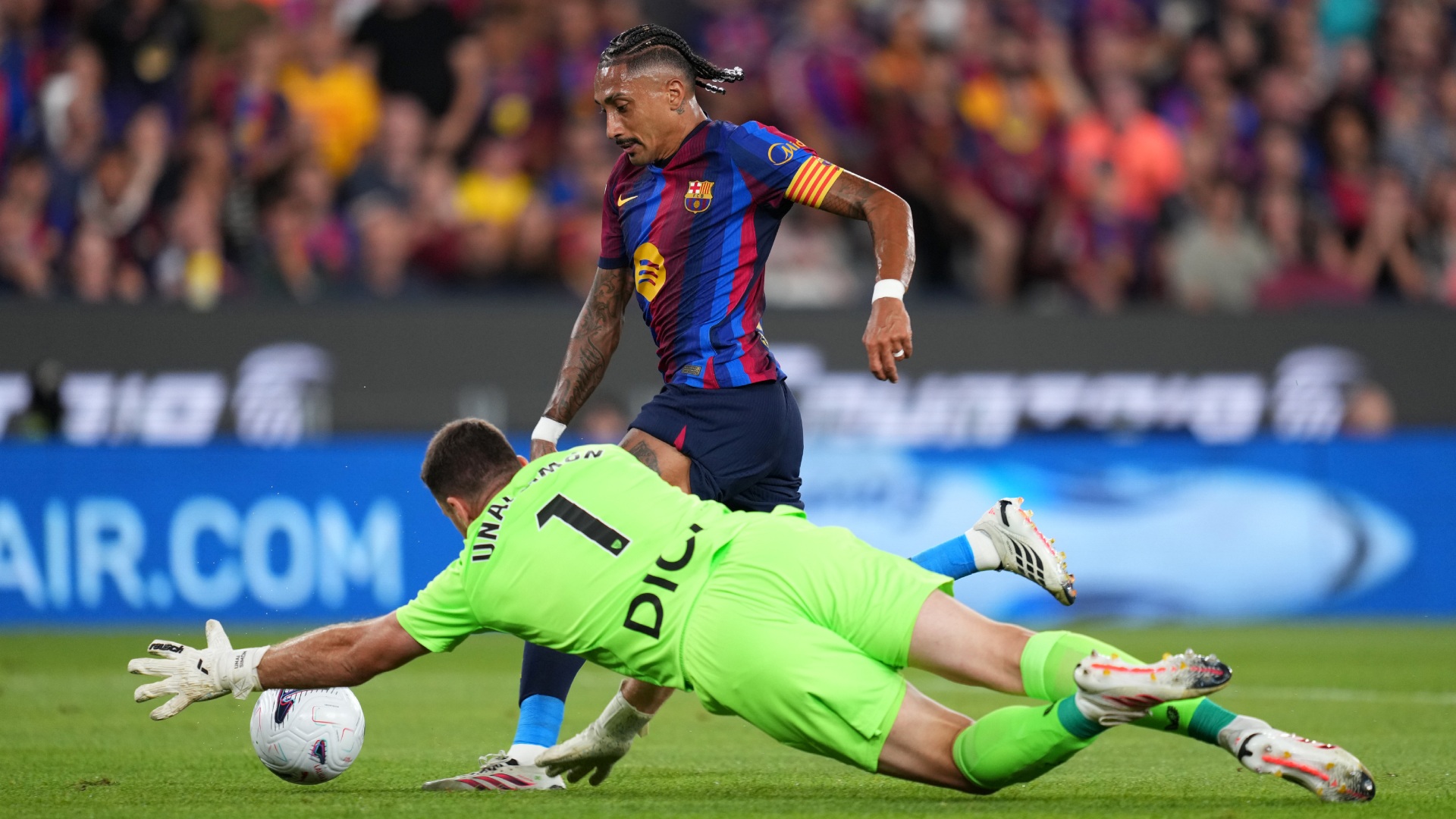 Raphinha se quita al portero del Athletic para marcar el primer gol del Barcelona