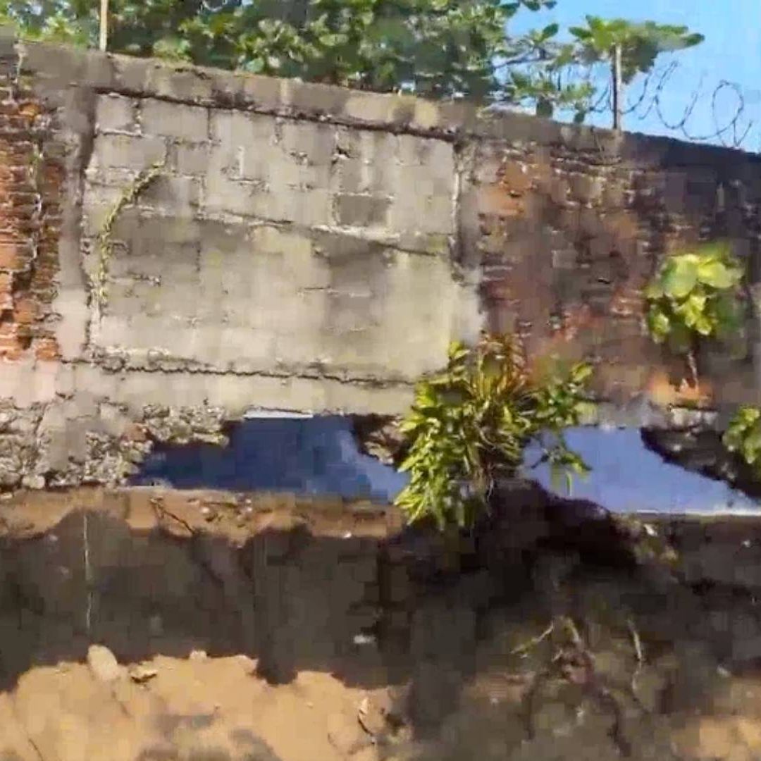 Colapsa barda de escuela por lluvias en Veracruz