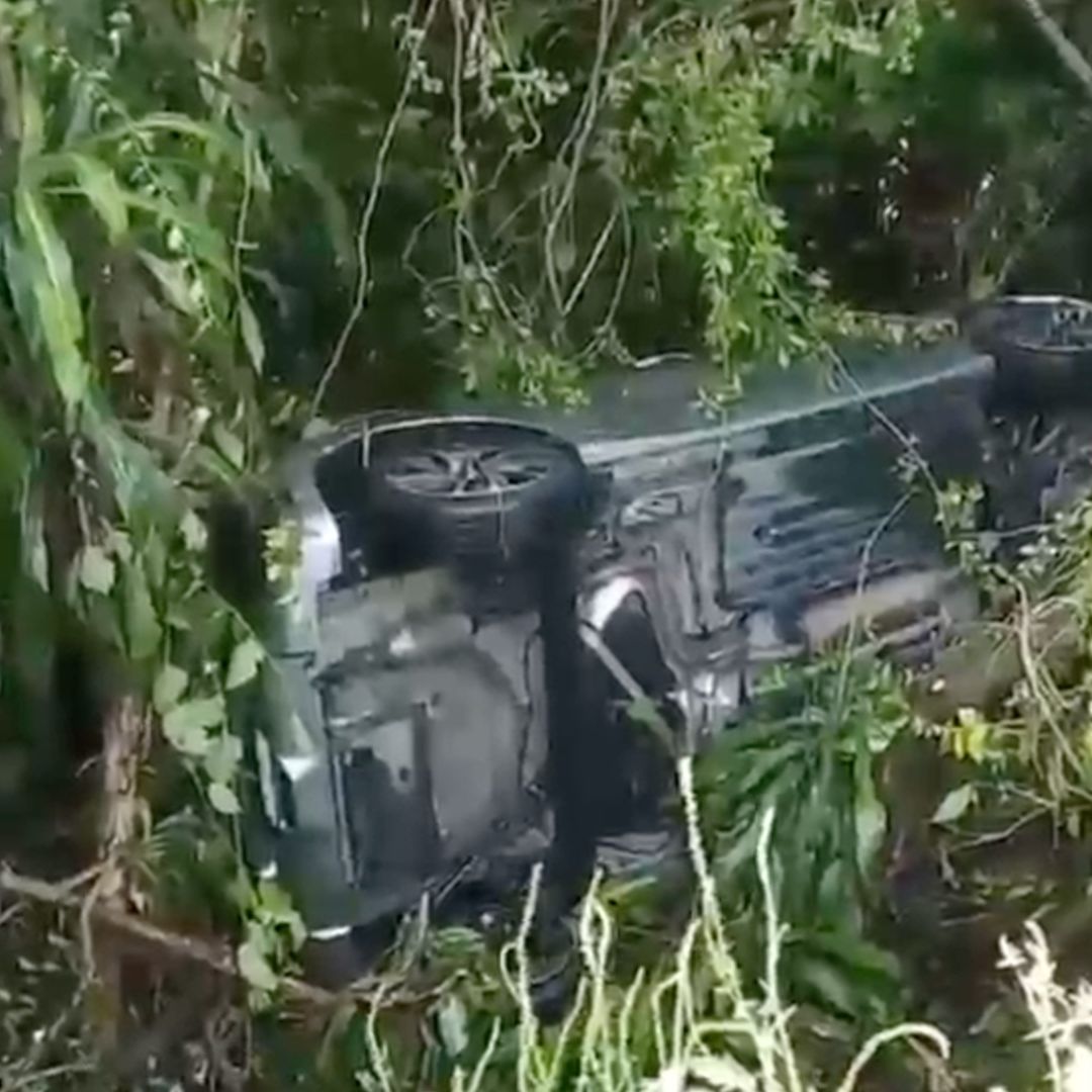El auto fue encontrado horas después de haber caído al barranco en Córdoba. Foto: N+