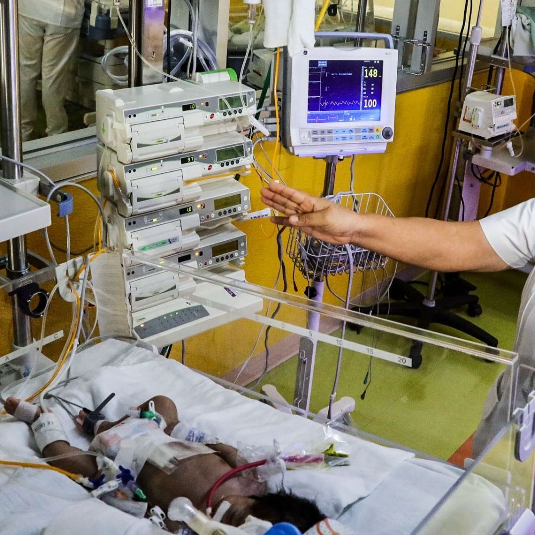 Personal medico en área de cuidados neonatales en hospital de México