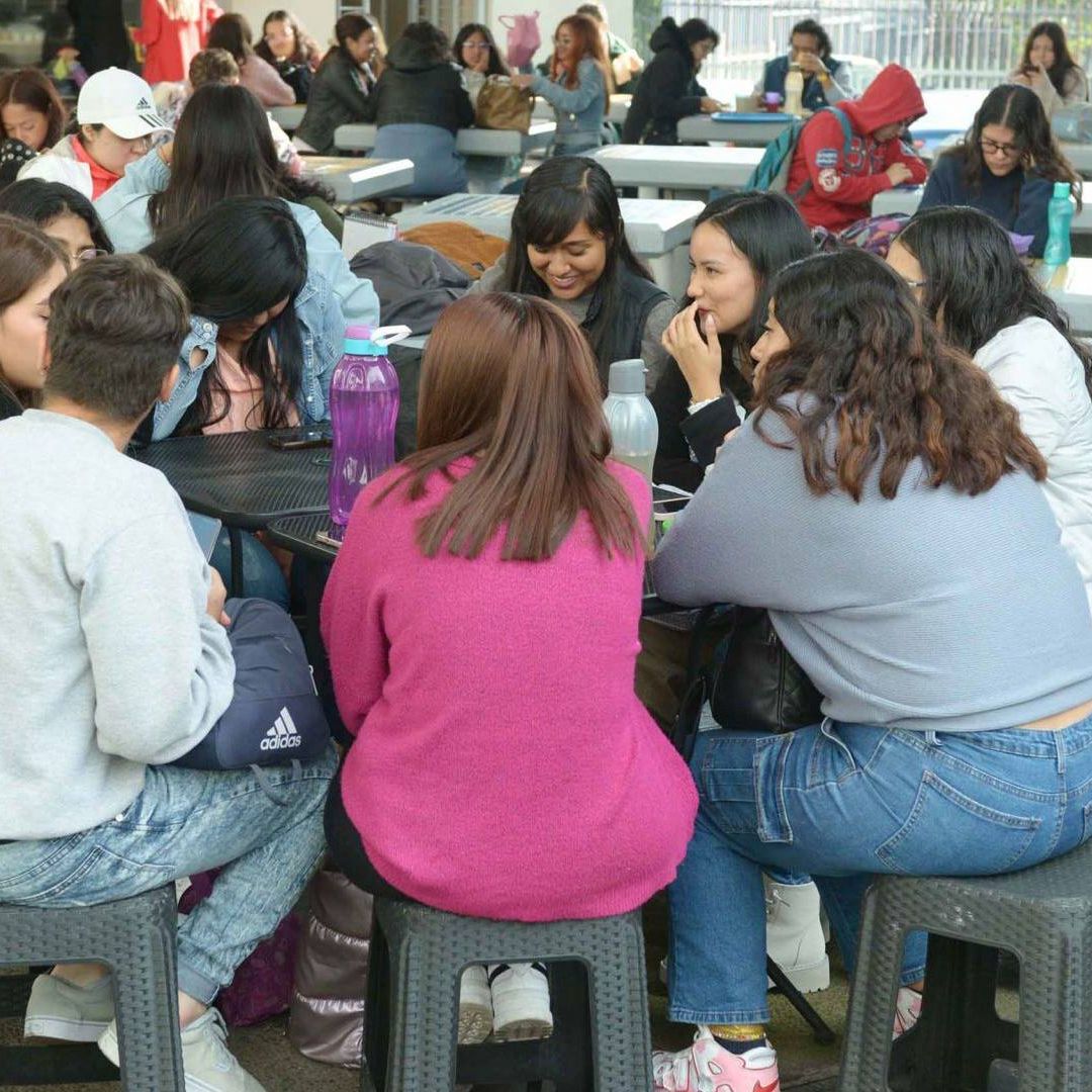 Estudiantes reunidos. Beca de Transporte Universitario Segundo Semestre 2026.