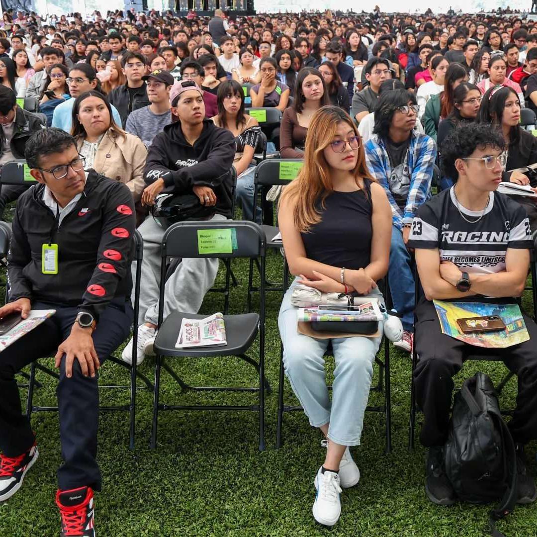 Universitarios durante entrega del apoyo para universitarios CDMX 2026