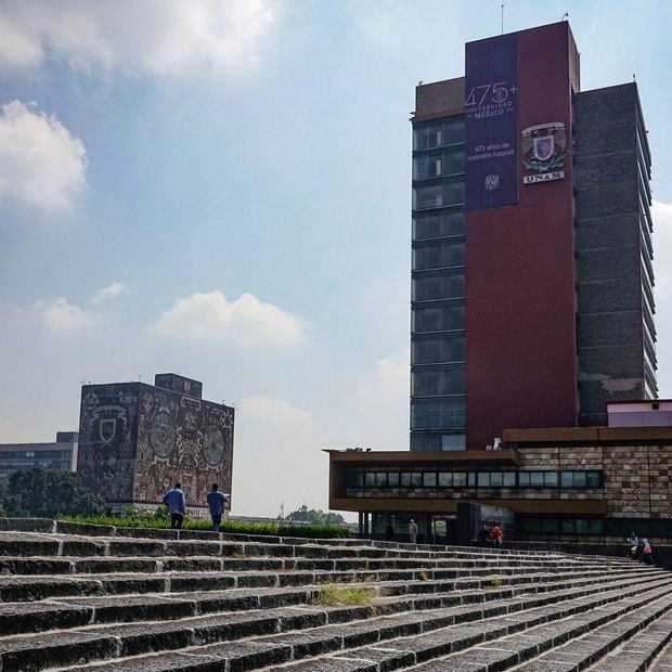 Edificio de Rectoría de la UNAM. Becas con registro abierto en octubre 2026.