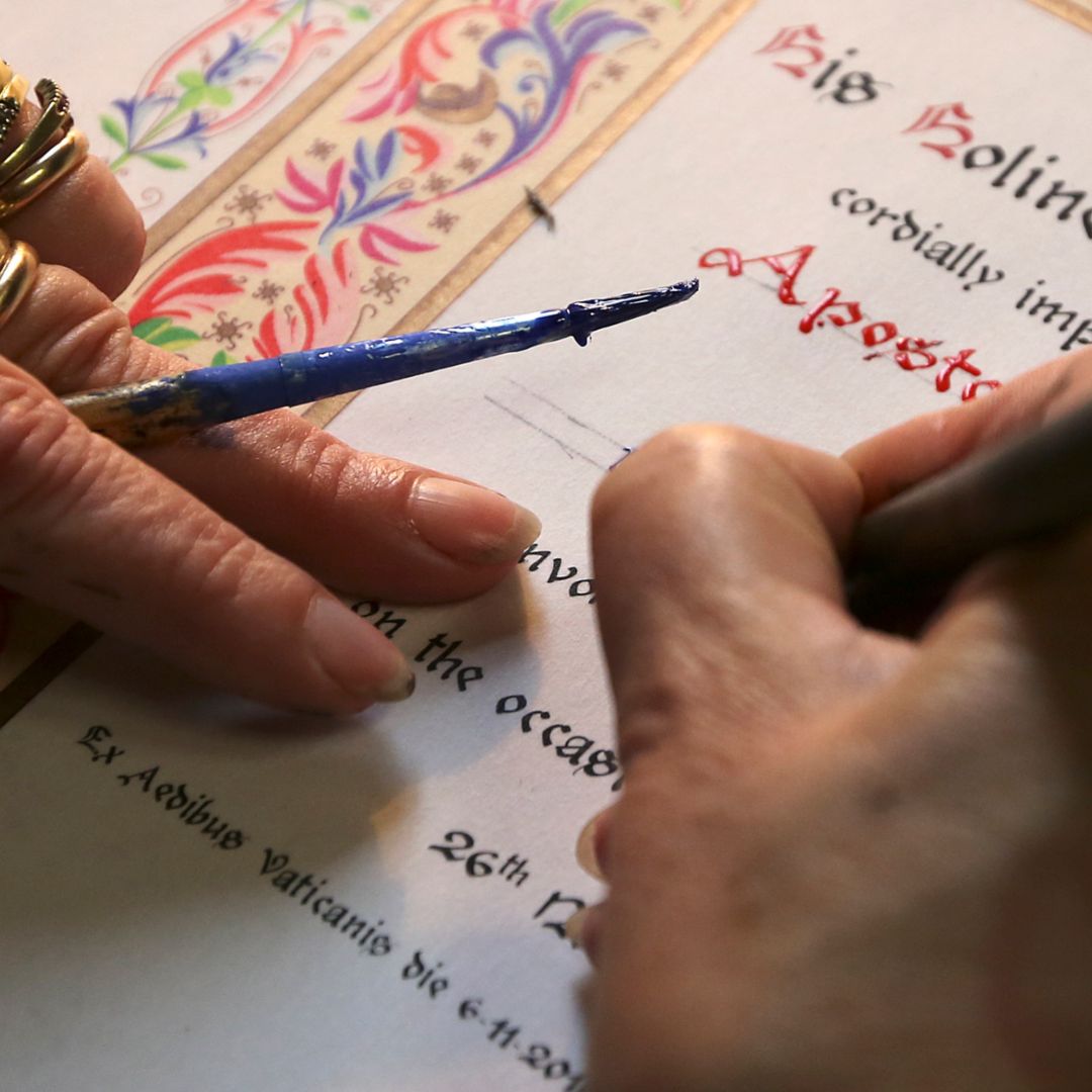 Una escribiente hace una bendición papal, en noviembre de 2014