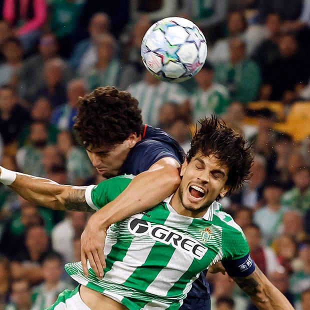 El Real Betis y el Feyenoord sostuvieron un duelo muy cerrado en el Estadio La Cartuja, casa del conjunto español.