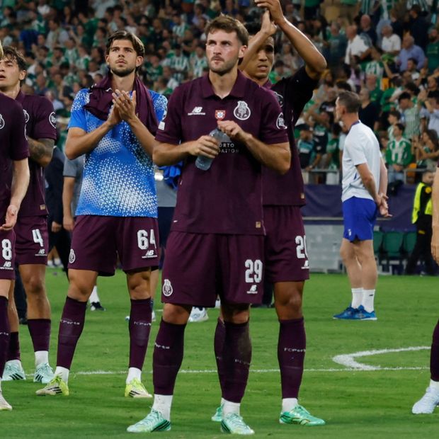 Santi Gimenez vio acción en el duelo de su equipo, el Porto, ante el Real Betis