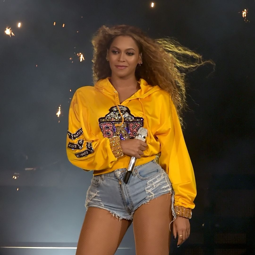 Beyoncé rinde tributo a dos leyendas de la música latina: Selena Quintanilla y Celia Cruz.