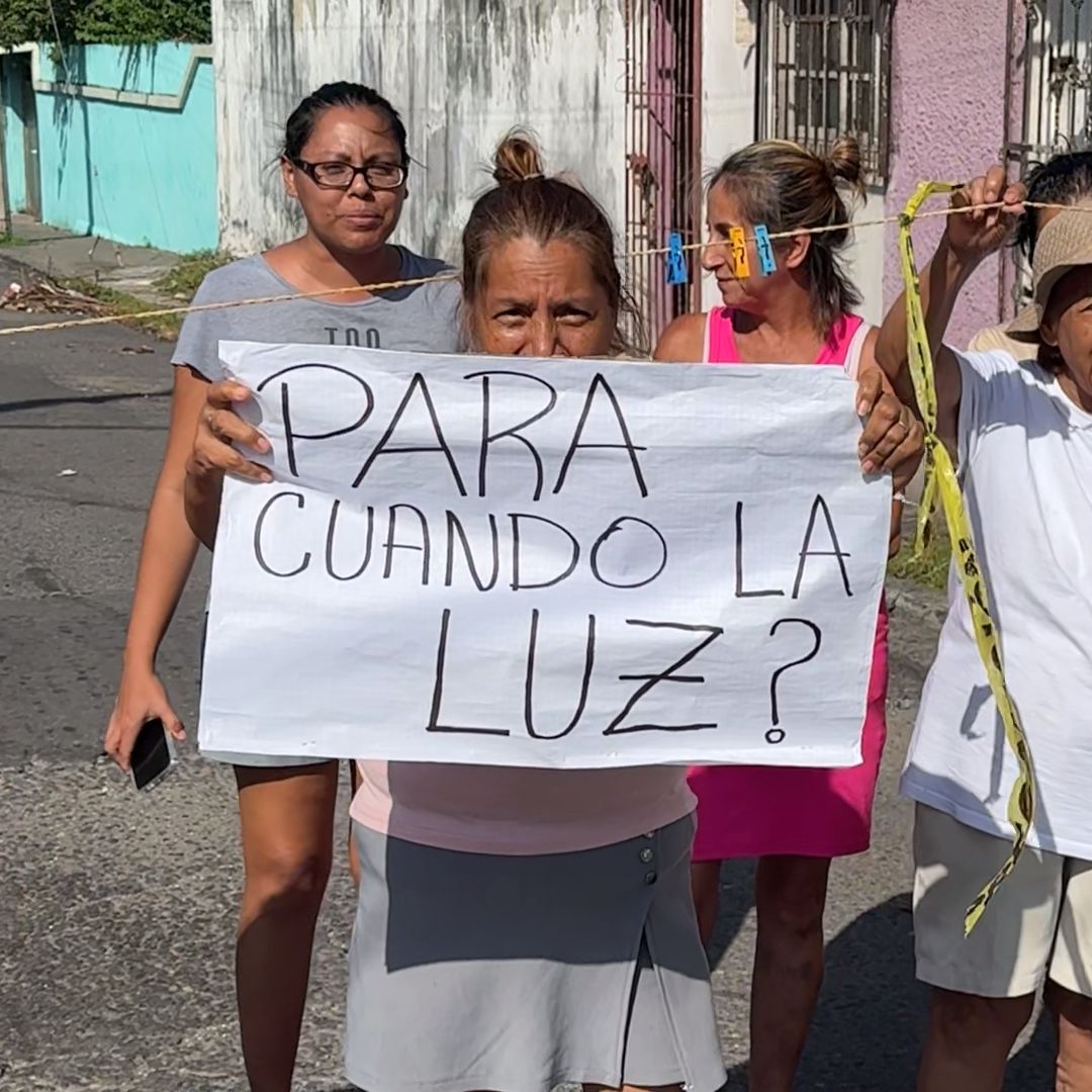 Bloquean Calles de Veracruz por Falta de Energía Eléctrica; Afectados Tienen Varios Días sin Luz