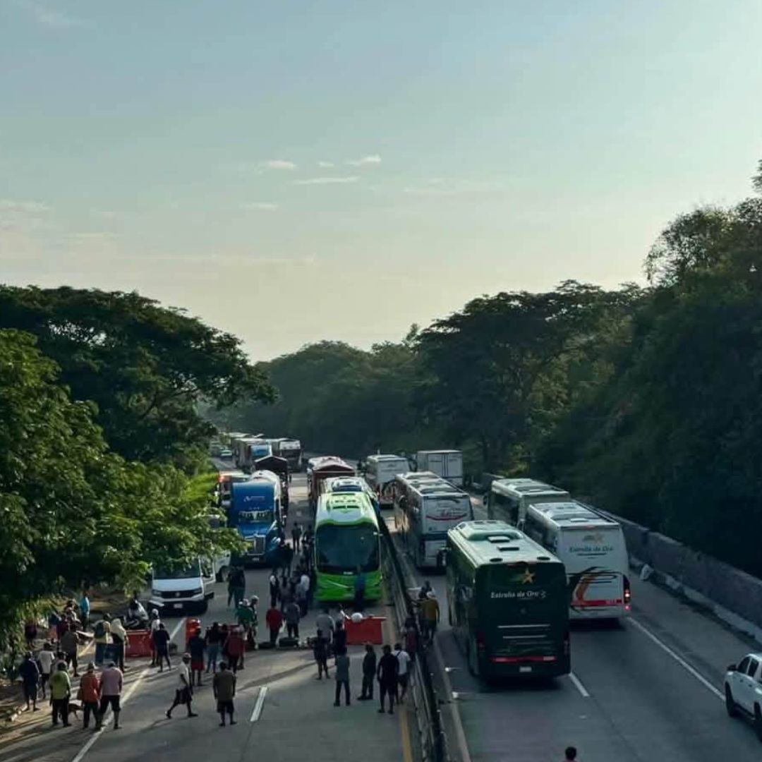 Los pobladores se movilizaron en la Autopista del Sol en Acapulco, Guerrero