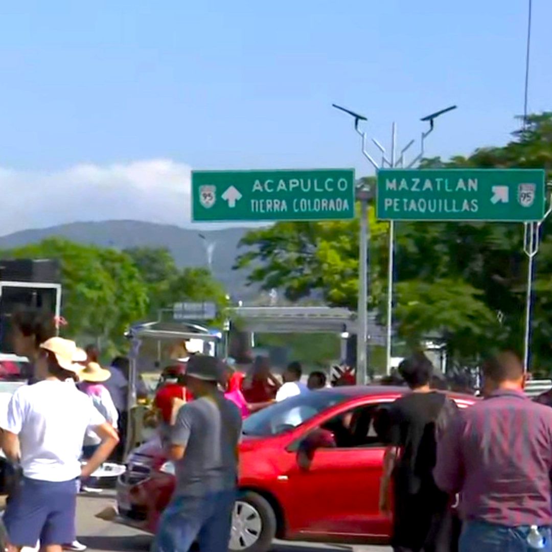 Un grupo de manifestantes mantiene un bloqueo en la Autopista del Sol en Guerrero