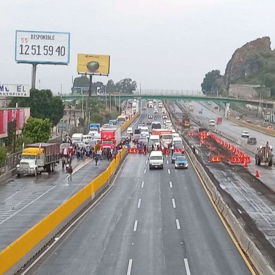 Un bloqueo mantiene paralizada la Autopista México-Puebla