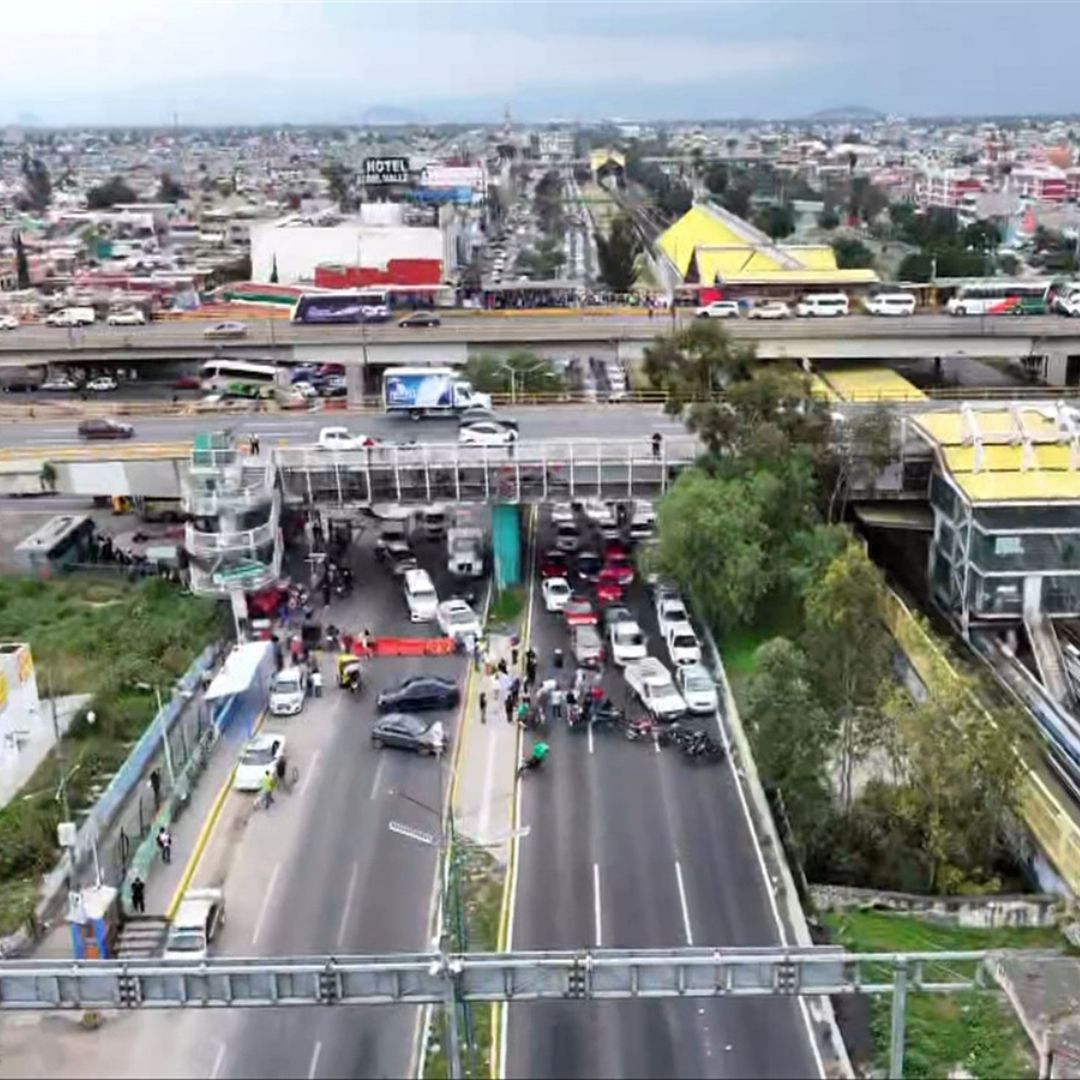 Las filas de autos varados comienzan desde el Metro Ecatepec de la Línea B
