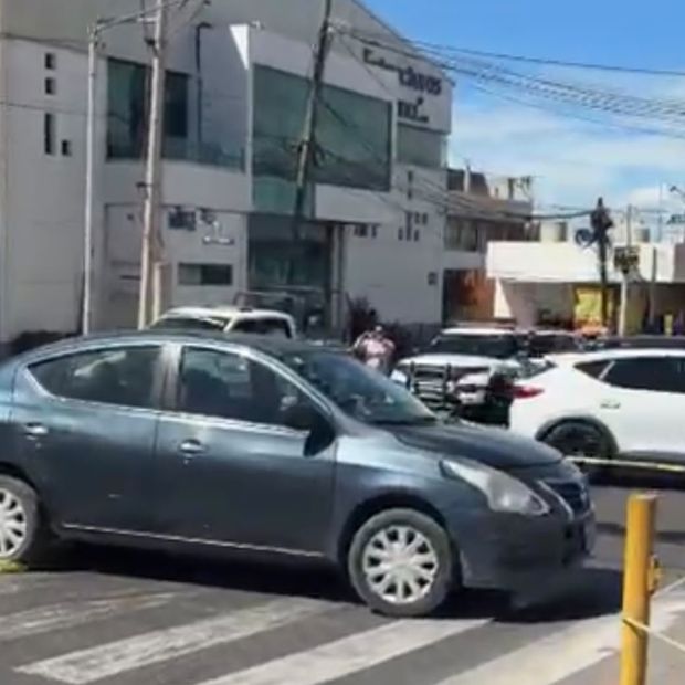 Los manifestantes mantuvieron cerrado el paso con piedras sobre el camino.