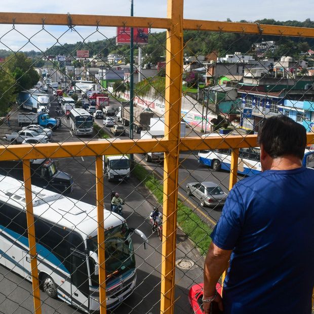 Hombre observa bloqueos en carreteras por Paro de Transportistas en México