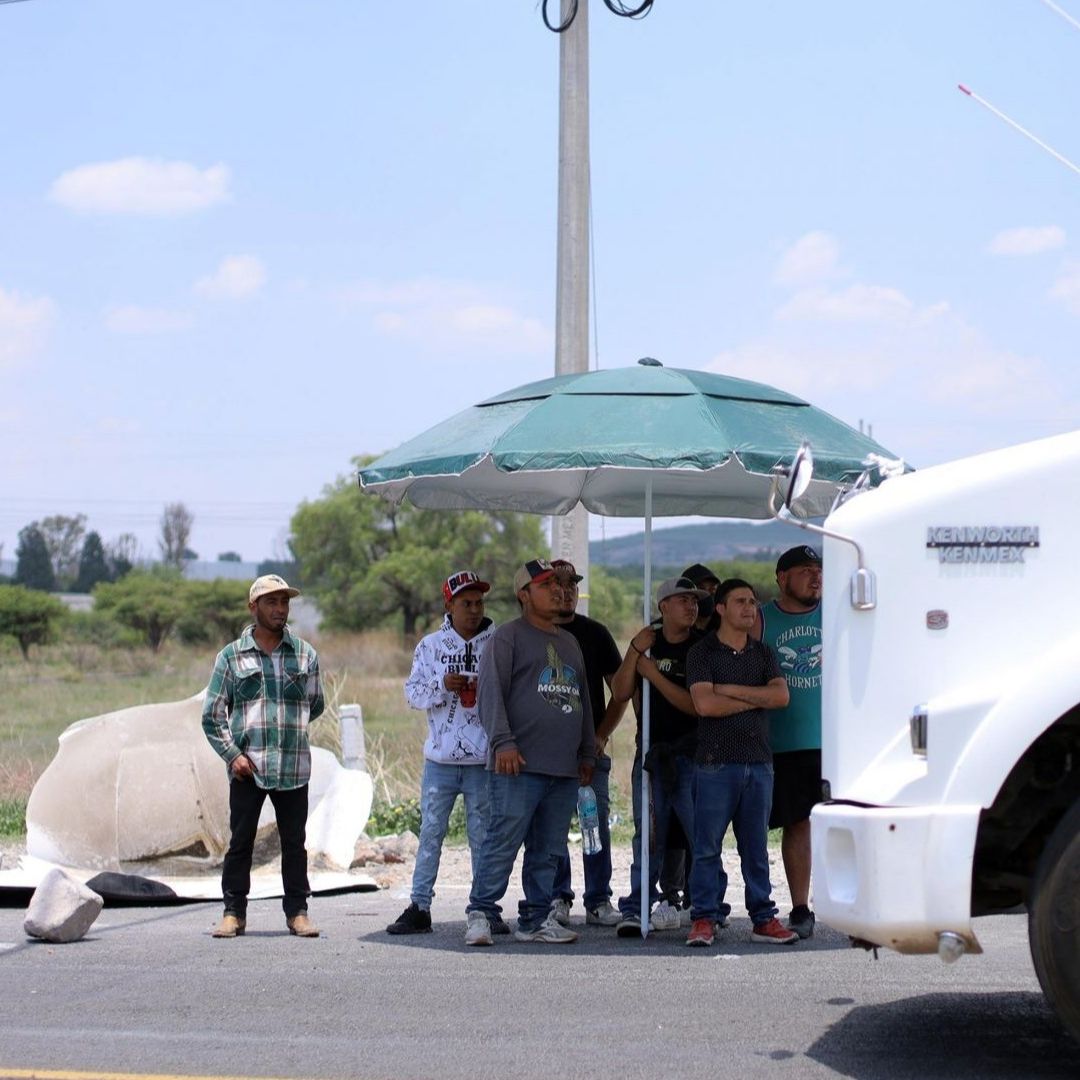 Bloqueo en carretera federal 57 en el tramo San Luis–Querétaro.