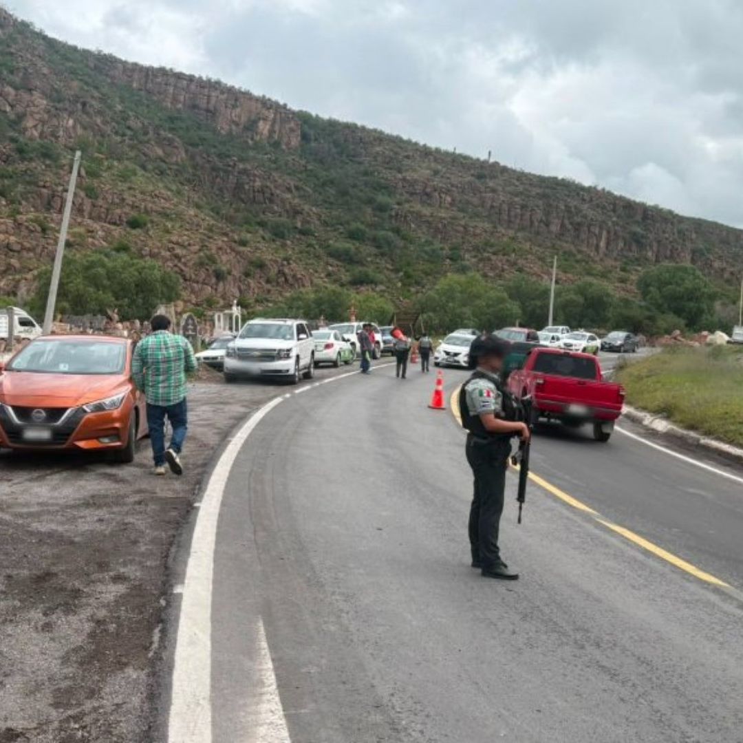 Cierre de circulación en carretera SLP-Lagos de Moreno.