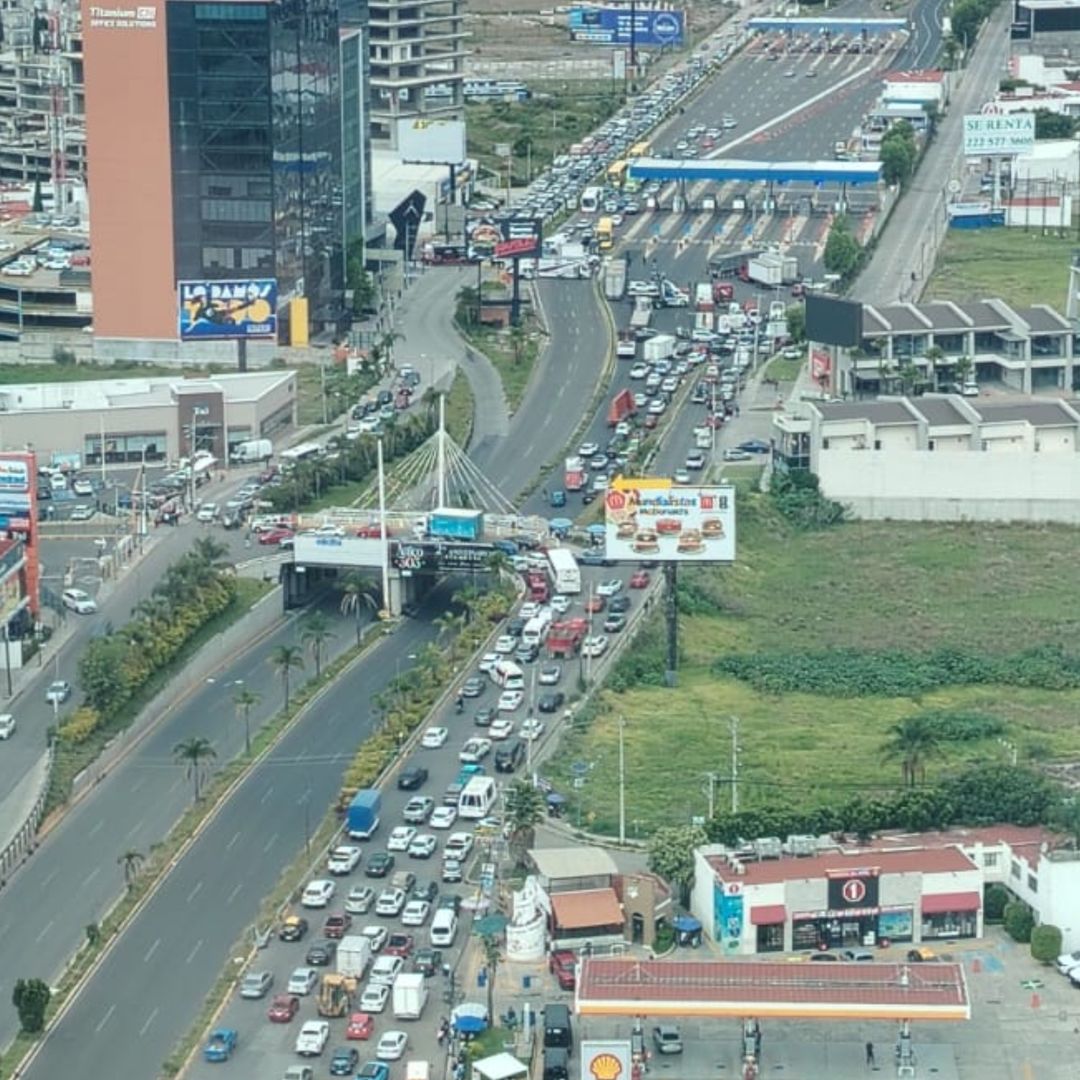 Se paraliza el tránsito en la Vía Atlixcáyotl.