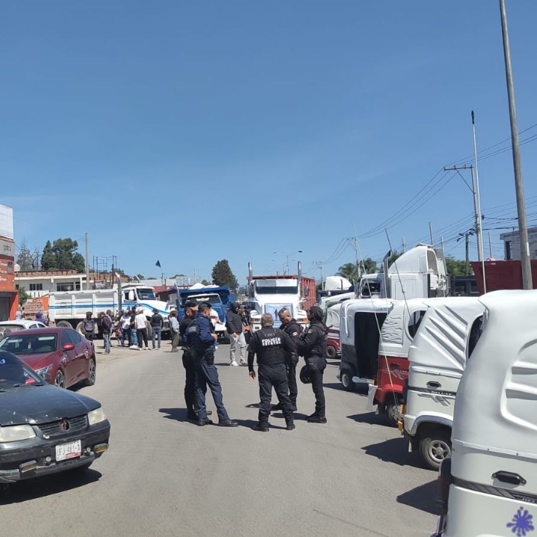 Manifestación en carretera federal Cholula-Huejoztingo.