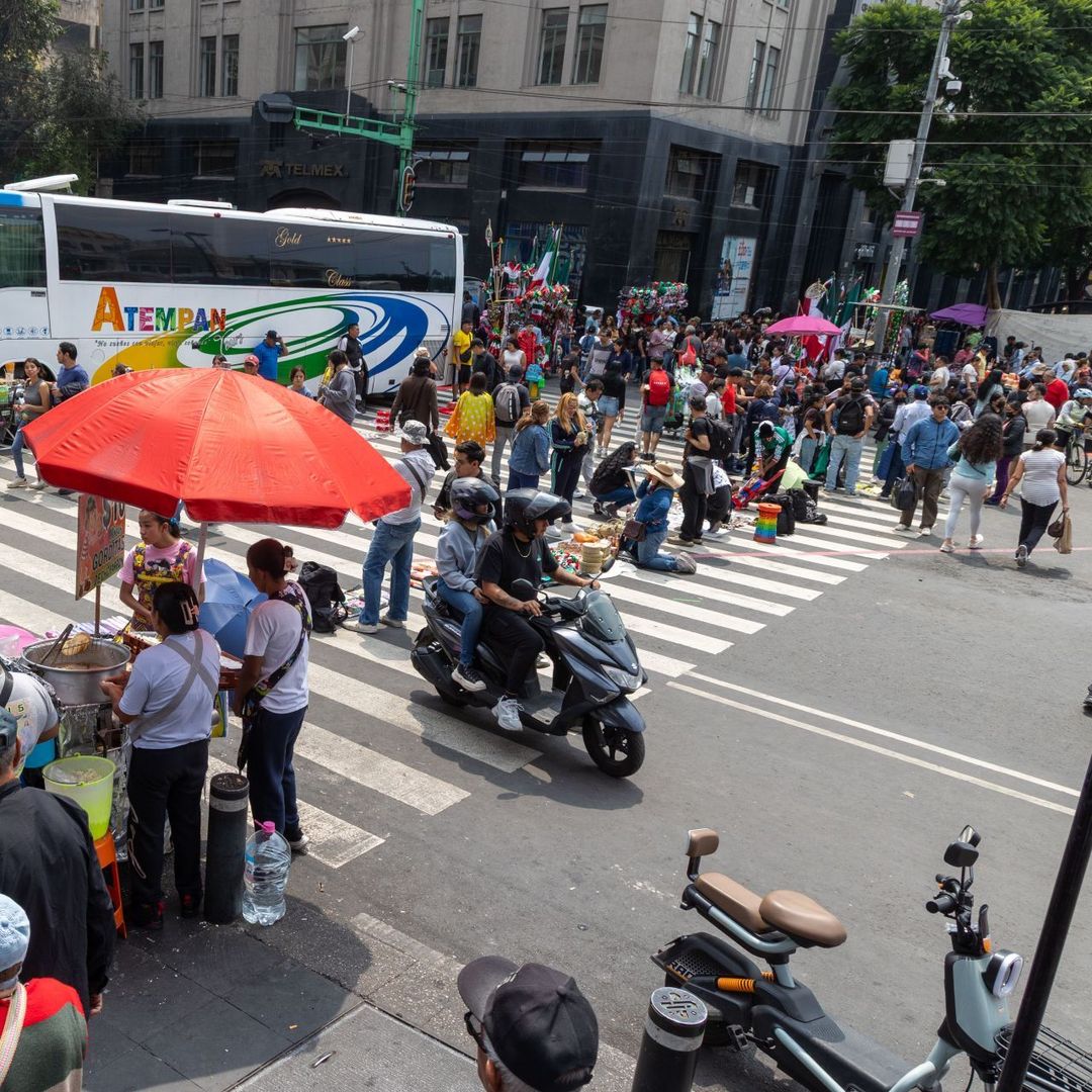 Bloqueo en Eje Central Lázaro Cárdenas y Avenida Juárez