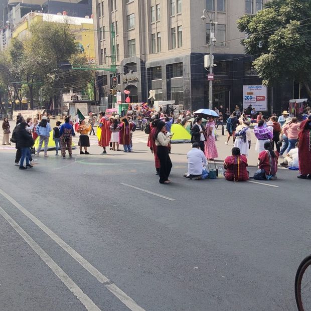 Bloqueo de mujeres artesanas en el Eje Central.