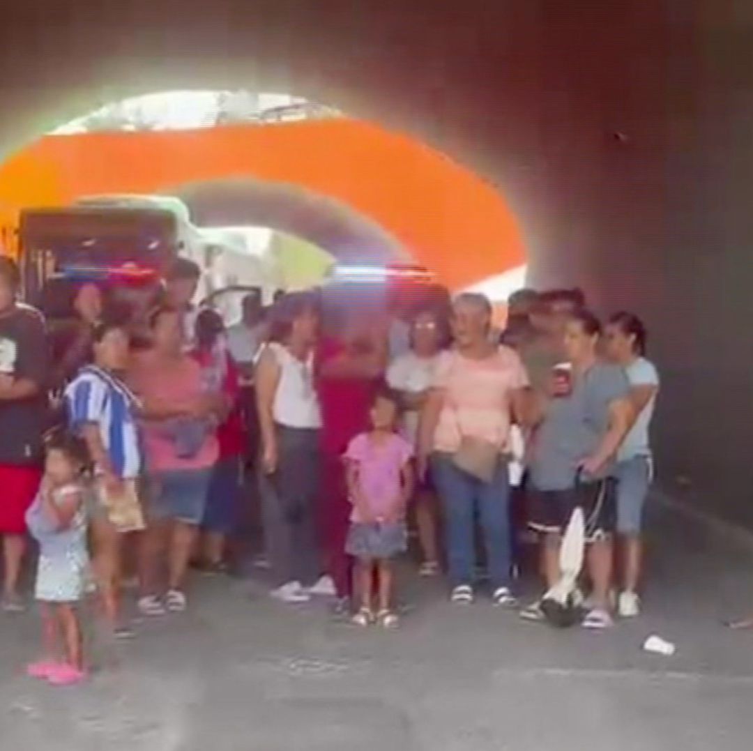 Vecinos bloquean Av. Del Priego por falta de luz en Juárez