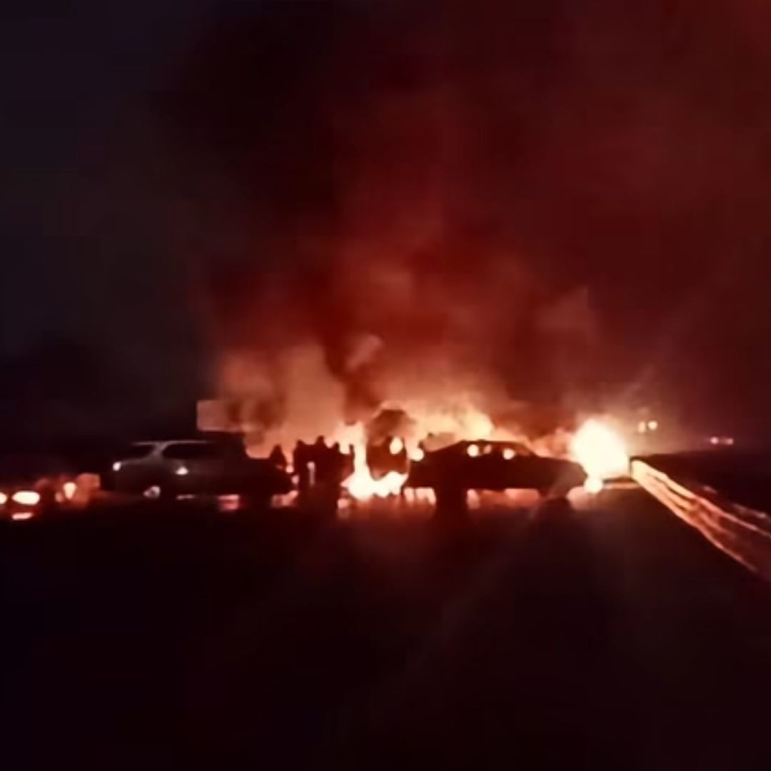 Un grupo de pobladores impiden el paso a la circulación.