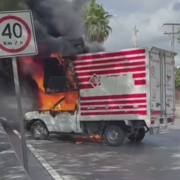 Bloqueo y quema de vehículo en Tamaulipas.