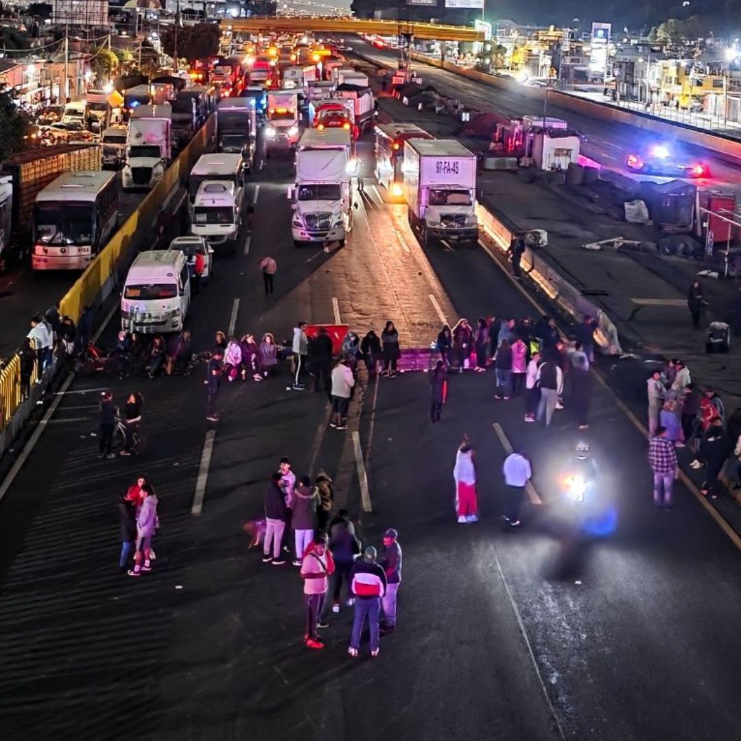 Bloqueo en la autopista México-Puebla en ambos sentidos a la altura del kilómetro 27.