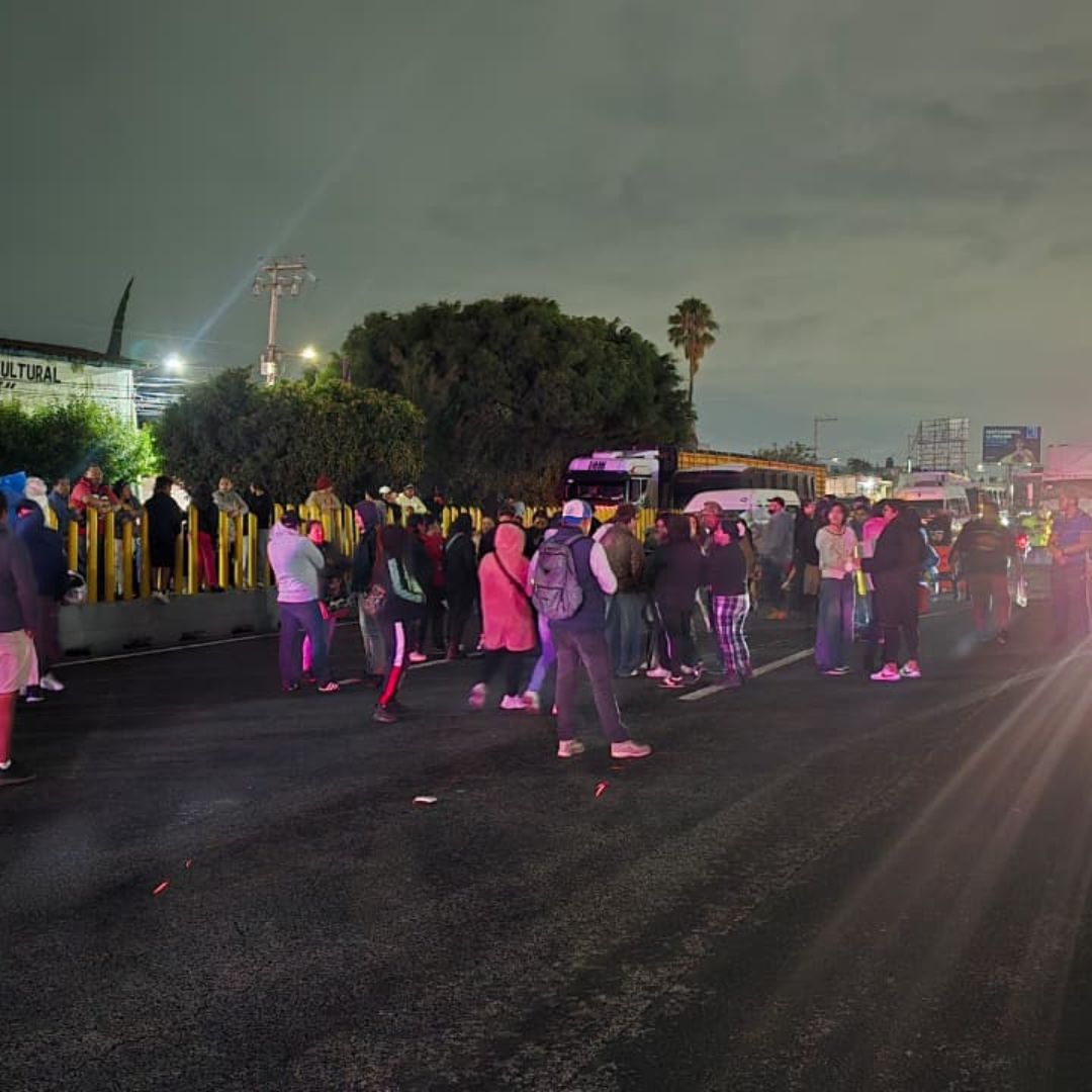 El bloqueo en la autopista México-Puebla provoca caos vial en Edomex