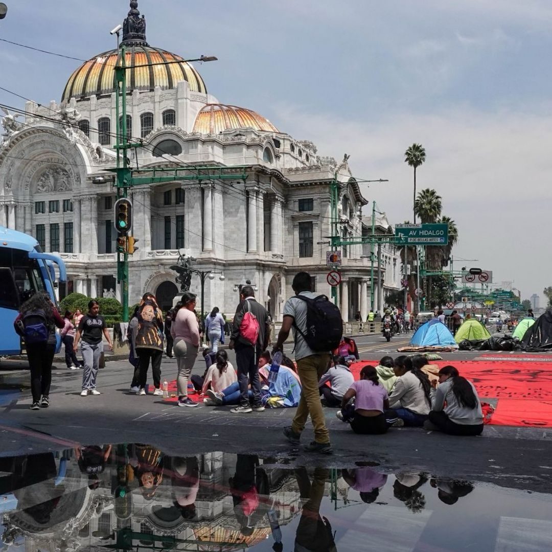 Bloqueo de normalistas en Eje Central y Juárez
