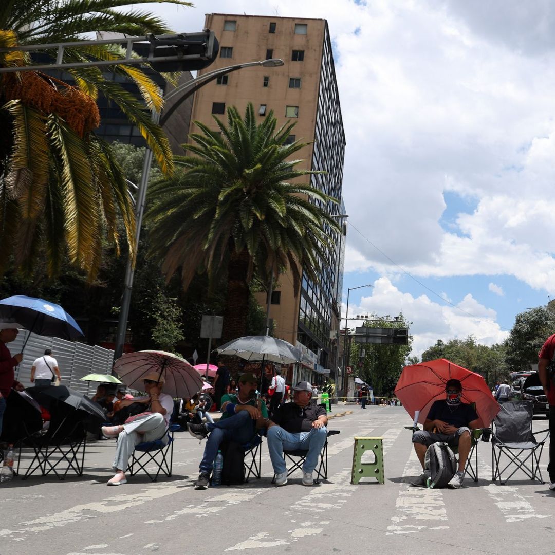 Manifestantes bloquean Reforma y Bucareli