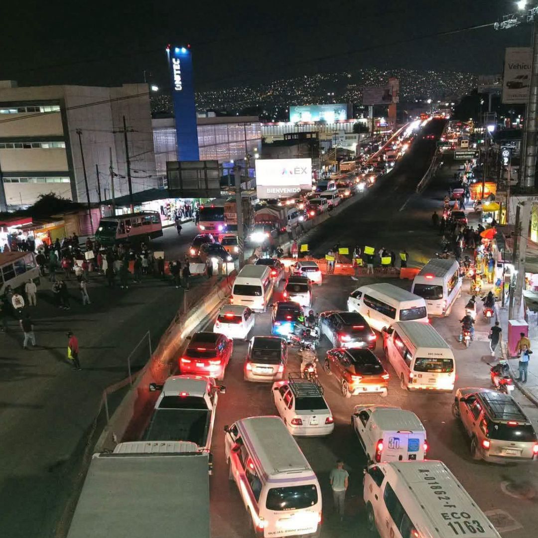 El bloqueo en la carretera Los Reyes-Texcoco ya provoca severas afectaciones viales