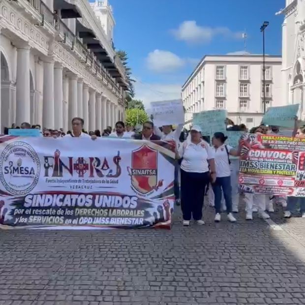 Trabajadores del IMSS-BIENESTAR bloquean avenida de Xalapa