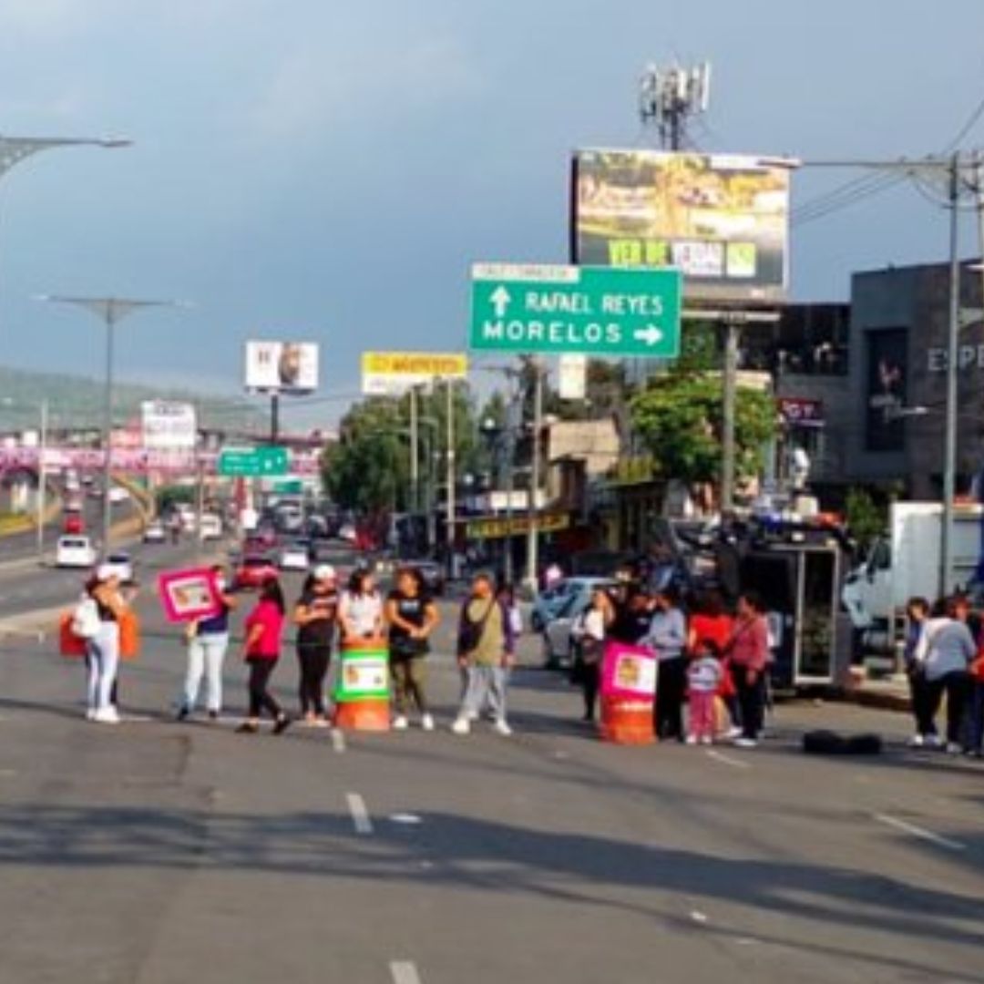 Los manifestantes bloquean la calzada Ignacio Zaragoza con dirección a la México-Puebla