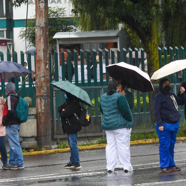 Trabajadores de la salud se manifiestan por mejores condiciones laborales en el IMSS