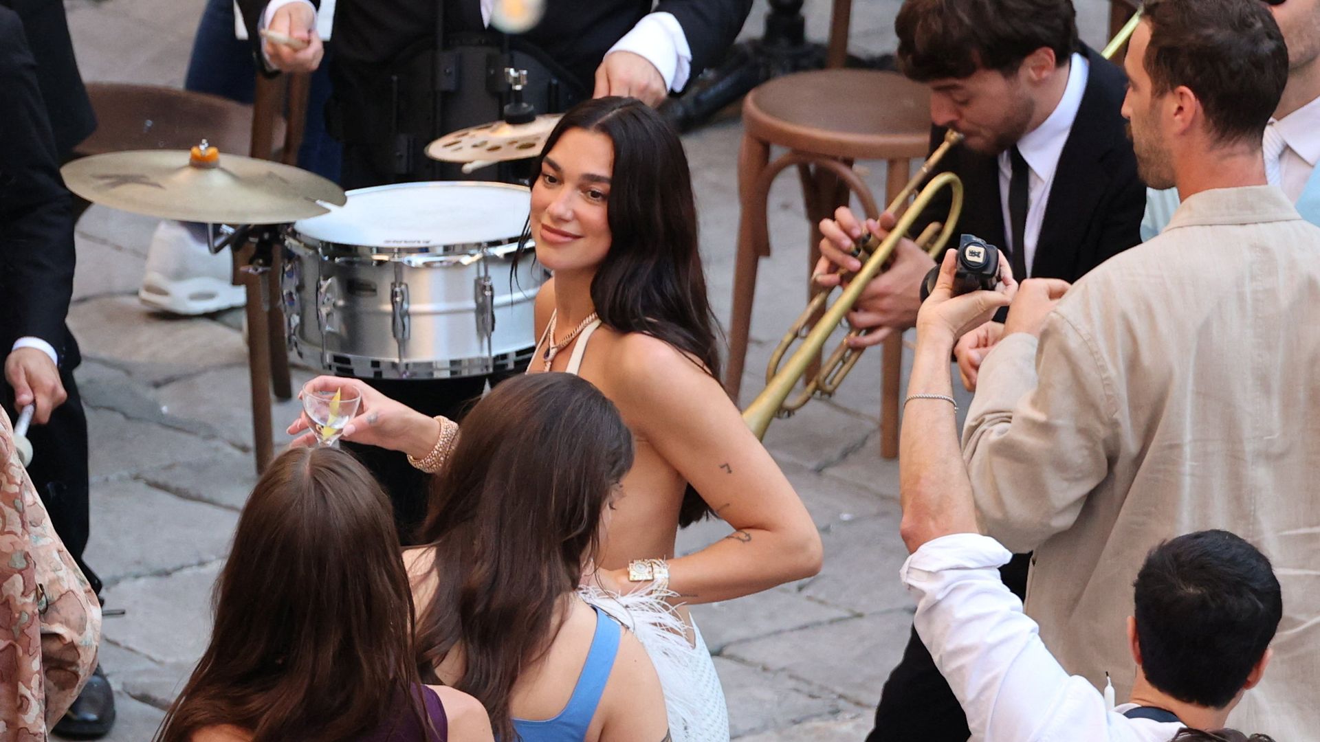 boda-dua-lipa-callum-turner-palermo-pago-vecinos-polemica