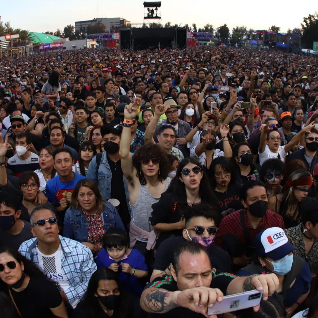 Miles de personas disfrutan de un concierto en la CDMX