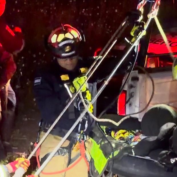 Rescatan a hombre lesionado al fondo de una barranca en la Col. Villa Encanta de Puebla.