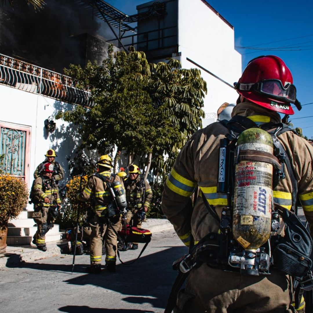 Elementos del Cuerpo de Bomberos de Tijuana sofocan incendios forestales y de viviendas