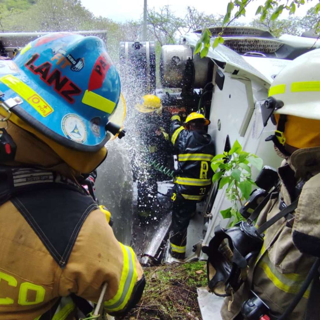 Bomberos acudieron al sitio para intervenir la zona.