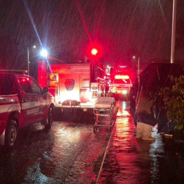 Bomberos realizan un rescate el rescate de un hombre ey una mujer en el Río Jamapa