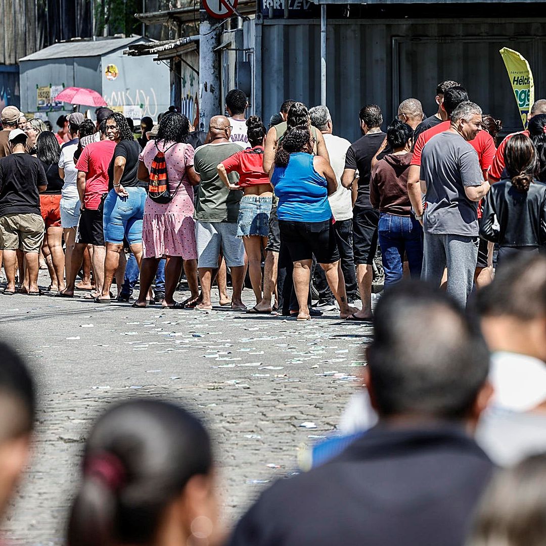 Personas hacen fila en un puesto de votación cerca del complejo de favelas de Maré, en Río de Janeiro, Brasil. Foto: EFE