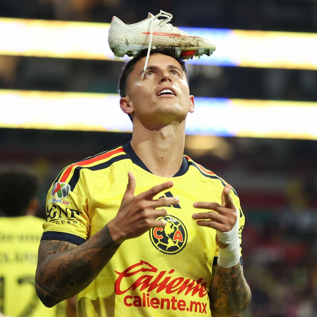 Brian Rodríguez, jugador del América, celebra con taco en la cabeza