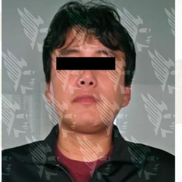 El sujeto la sometió contra el suelo donde la sujetó del cuello.
