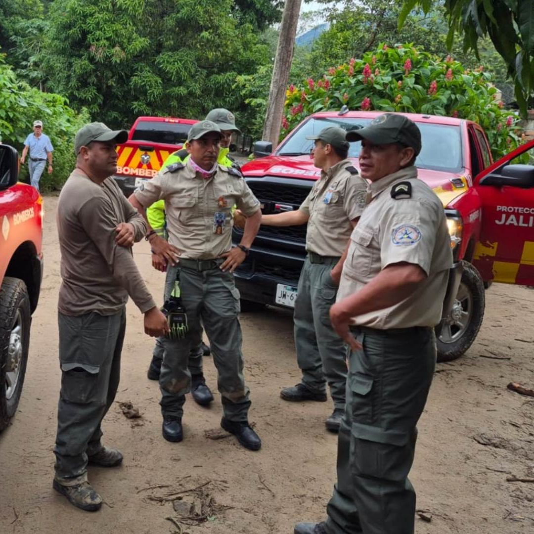 Buscan a familia desaparecida en Talpa de Allende.